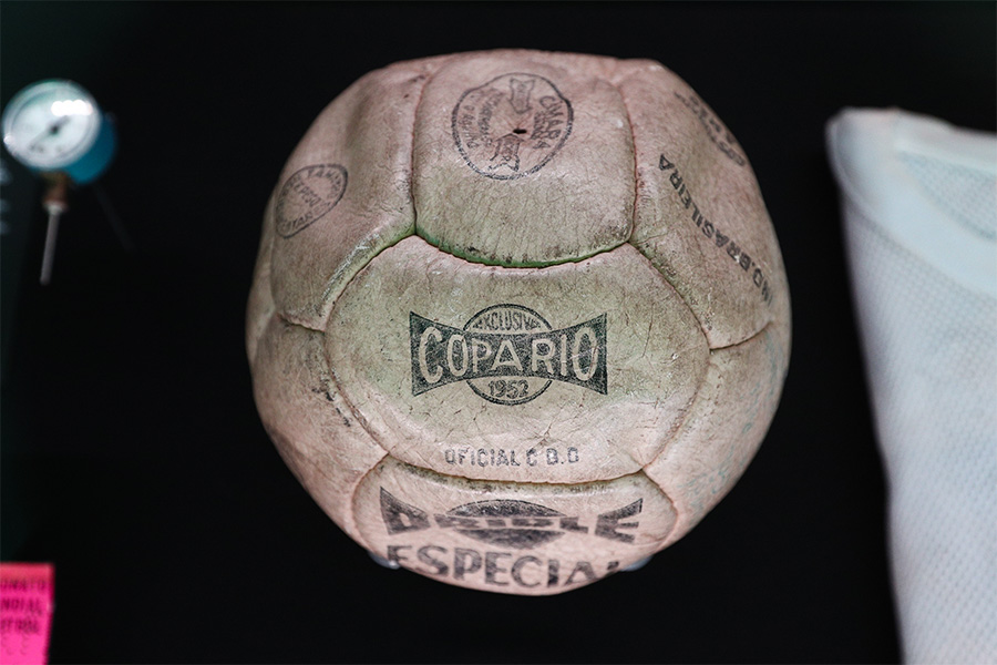 В музее FIFA собрана коллекция футбольных реликвий с 1930-х годов по наше время. На фото &mdash; мяч Copa Rio, которым играли на представительном турнире &laquo;Кубок независимости Бразилии&raquo; в 1972 году.