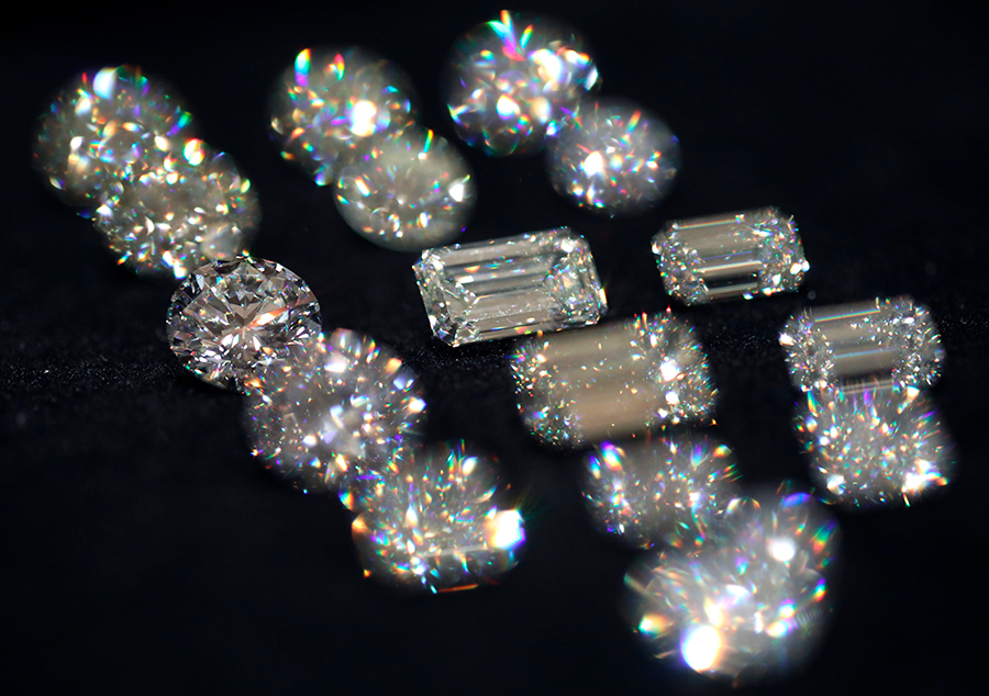 В компании отметили, что в среднем на 10 тыс. добытых алмазов ювелирного качества приходится лишь один цветной
