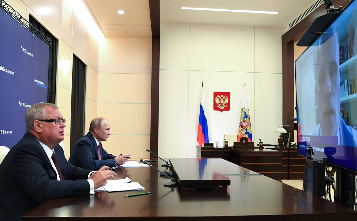 Владимир Путин (справа) Андрей Костин в Ново-Огарево во время 12-го инвестиционного форума ВТБ Капитал &laquo;Россия зовет!&raquo;