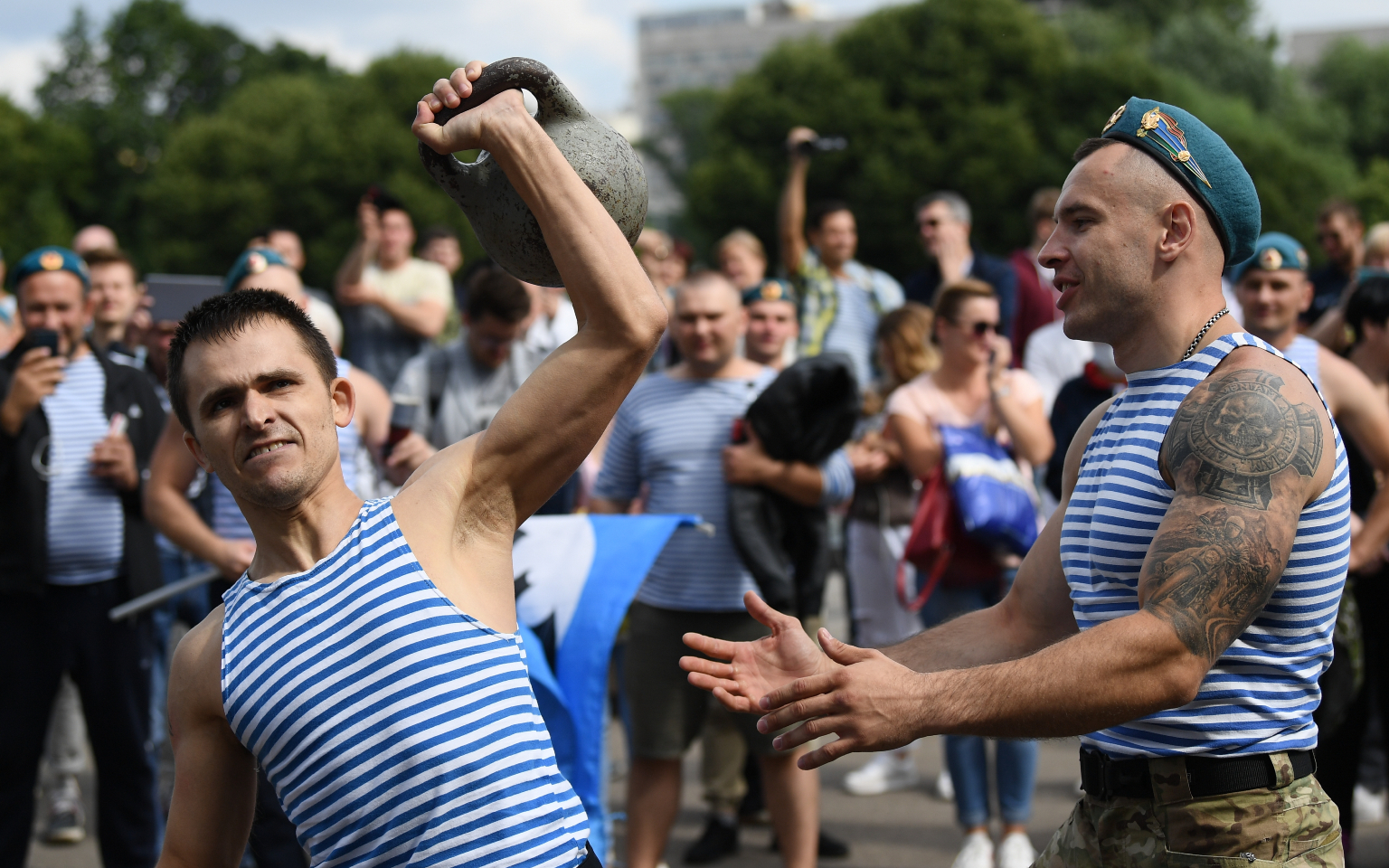 Активисты «Лев против» и десантники устроили потасовку в Парке Горького