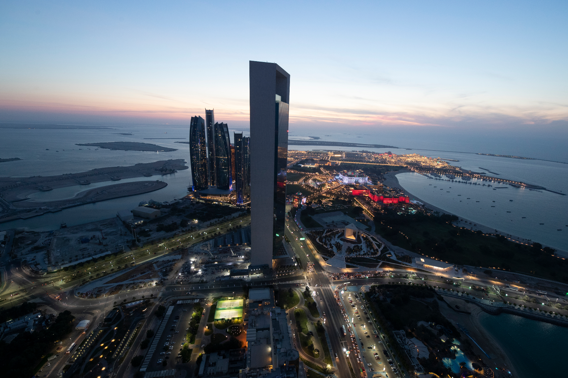На переднем плане&nbsp;&mdash; небоскреб Национальной нефтяной компании Абу-Даби, слева комплекс из пяти небоскребов Etihad Towers, справа пляж Корниш