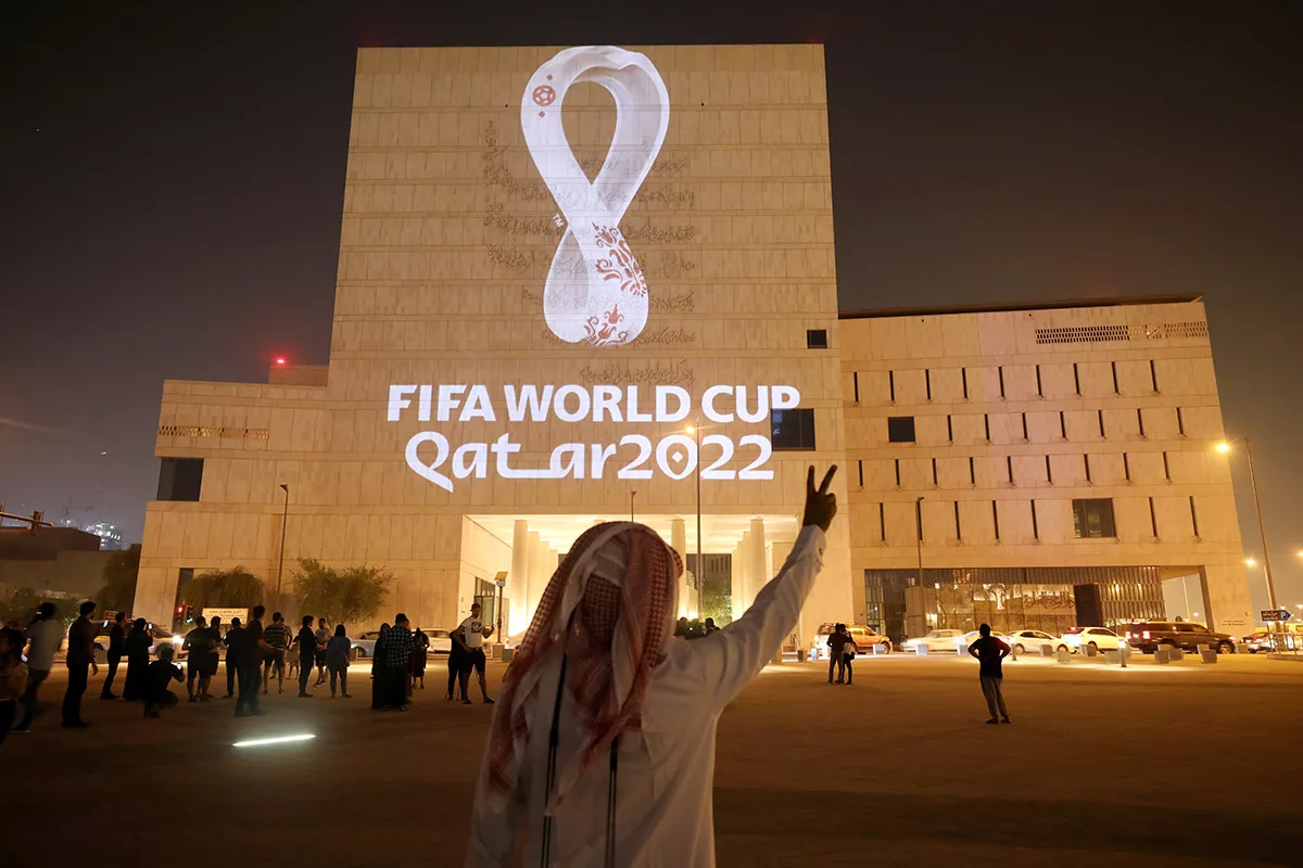 Официальная эмблема чемпионата по футболу в Катаре на фасаде одного из зданий в Дохе&nbsp;