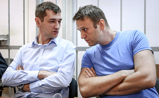Оппозиционер Алексей Навальный и его брат Олег (справа налево)