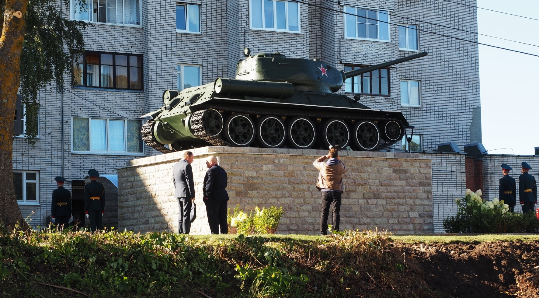 Открытие памятника&nbsp;&mdash; танка Т-34 в Ивангороде