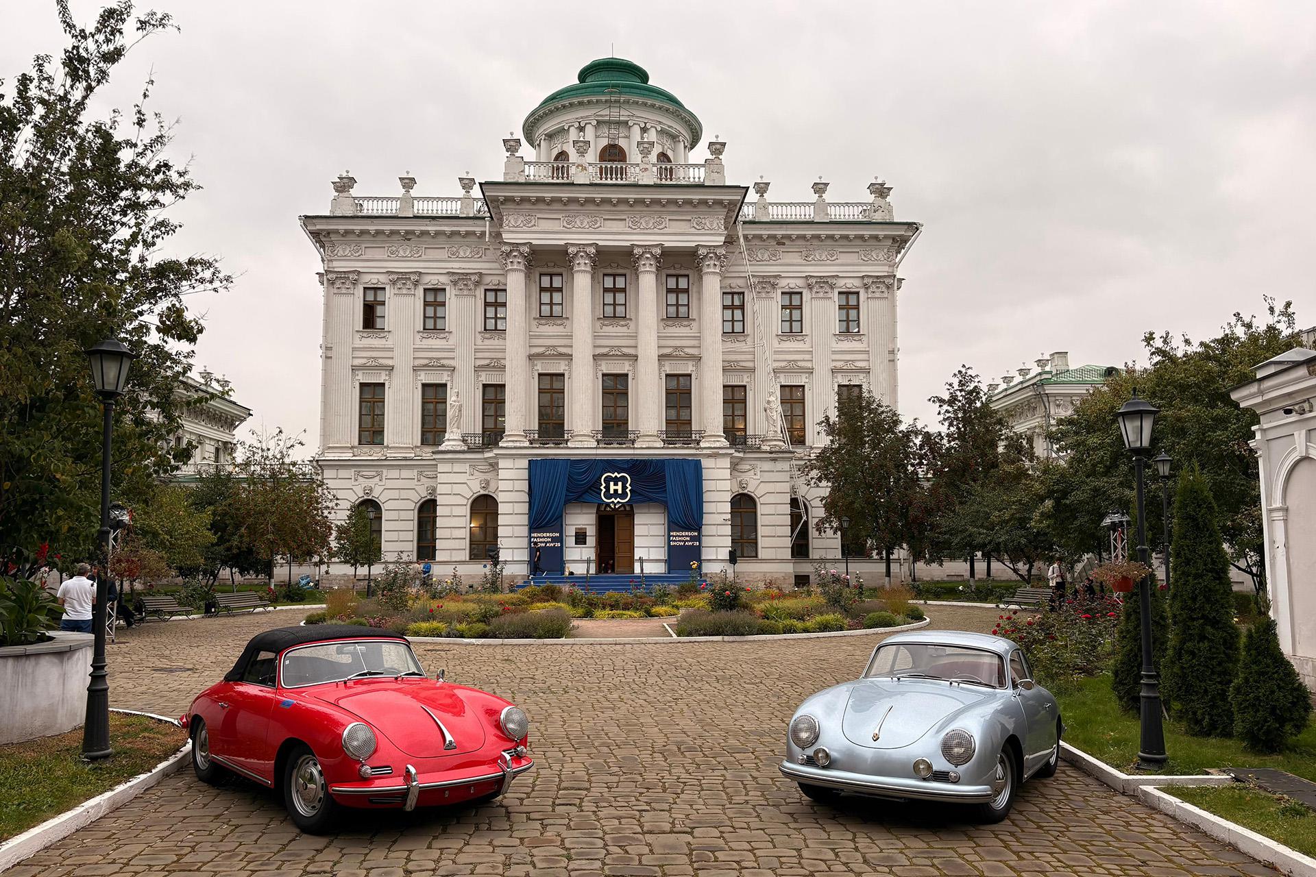 Ретроавтомобили перед домом Пашкова