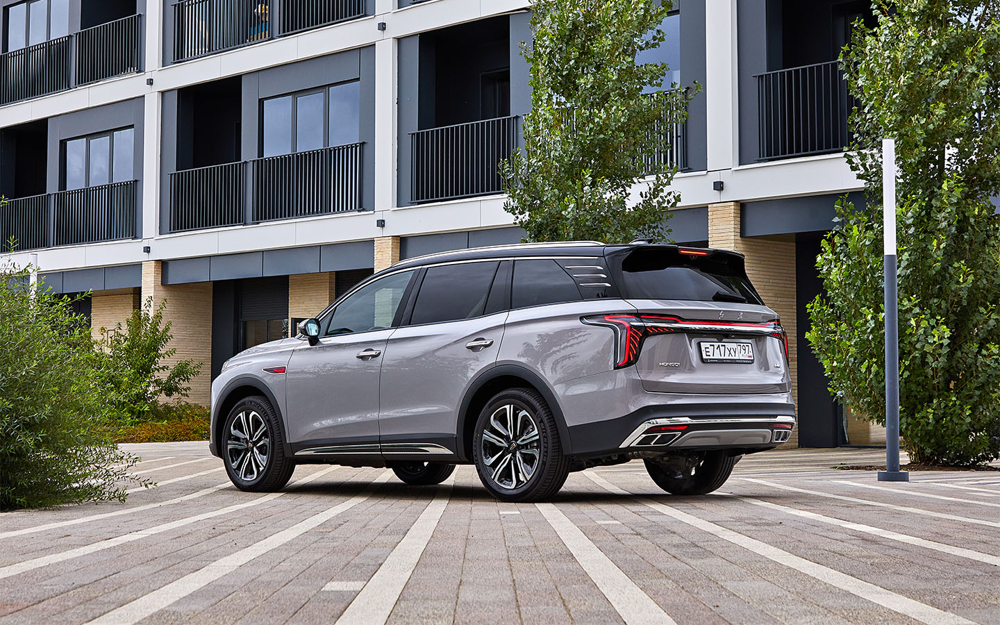 По габаритам Hongqi HS7 близок к таким гигантам, как&nbsp;Cadillac Escalade или BMW X7, но автомобиль не выглядит громадным