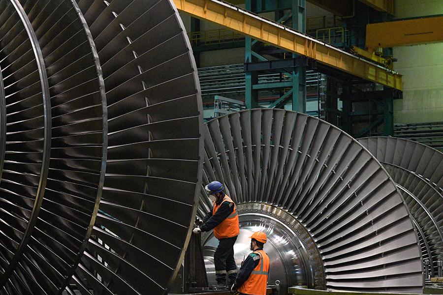 Сотрудники ЛМЗ во время сборки головного образца первой российской тихоходной паровой турбины мощностью более 1250 МВт на производственной площадке Ленинградского металлического завода АО «Силовые машины»