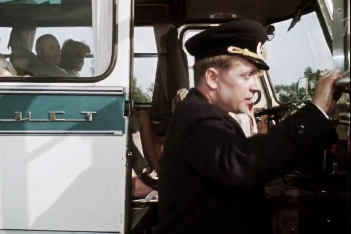 Но из автобуса выходит с пассажирского места, кадр из фильма «Королева бензоколонки», 1962 год