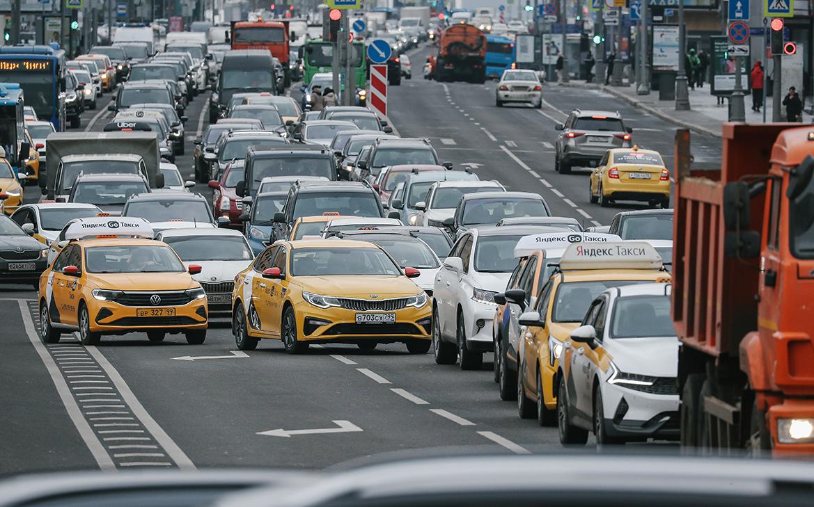 Госдума во втором чтении приняла поправки к закону о локализации такси