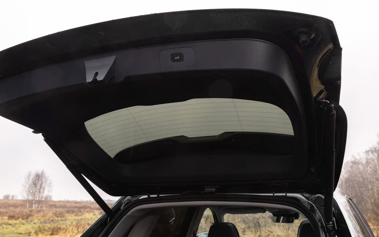 Электропривод багажной двери есть лишь у топовых Geely EX5 EM-i, младшей комплектации он не положен