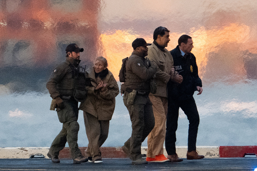 Мадуро привезли на вертолете, он приземлился на пирс. Оттуда в&nbsp;сопровождении силовиков супругов&nbsp;провели по пристани и посадили в бронированную машину.