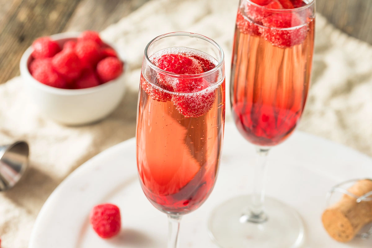 Классический Kir Royale смешивается на шампанском, а не на просекко. Но в домашней и ресторанной практике сухое просекко часто используют как более доступную альтернативу