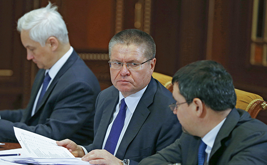 Министр экономического развития РФ Алексей Улюкаев (в центре) в резиденции "Горки" перед совещанием по социально-экономическому развитию России на 2015 год.