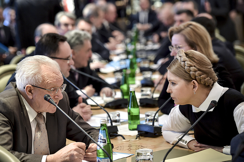 Лидер фракции «Батькивщина» Юлия Тимошенко (справа) на первом заседании Конституционной комиссии