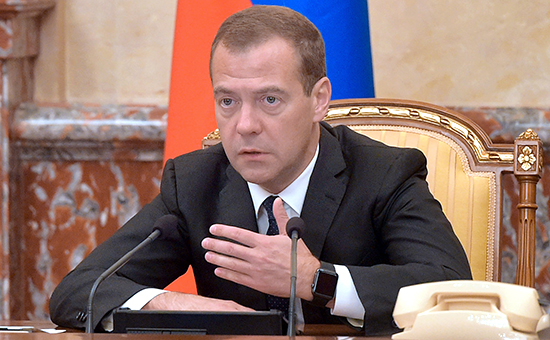 Премьер-министр РФ Дмитрий Медведев на заседании правительства