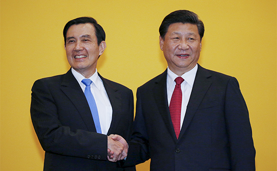 Председатель КНР Си Цзиньпин (справа) и глава администрации Тайваня Ма Инцзю