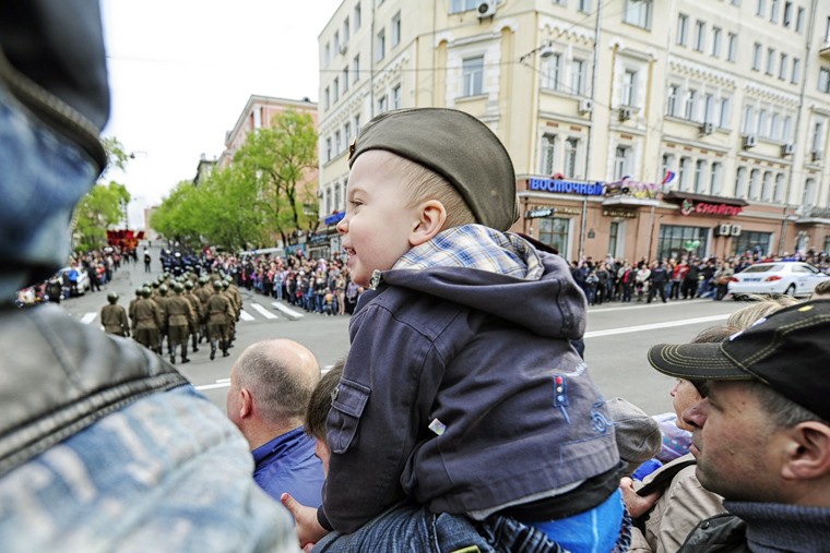 Военный парад шагает по улицам  Владивостока .