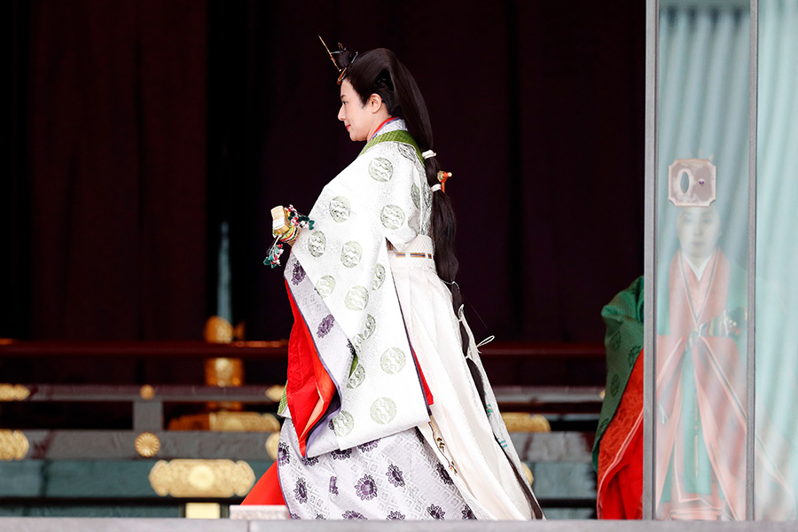 Церемонии в ее сегодняшнем виде более 200 лет. С 1869 года для нее стали использовать не китайские, а японские церемониальные одежды.
