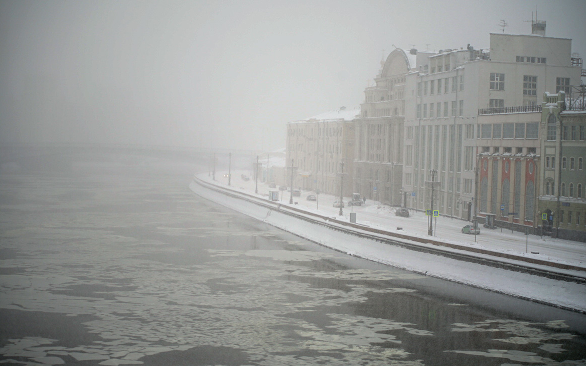 Синоптики сообщили о резком падении атмосферного давления в Москве