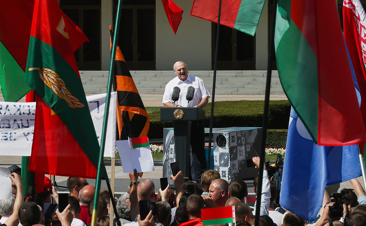 Александр Лукашенко выступает на митинге своих сторонников на площади Независимости в Минске