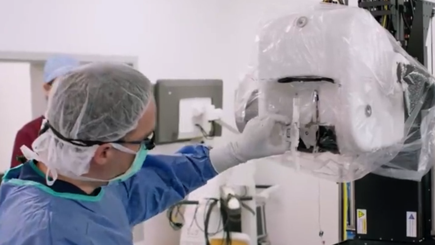 Илон Маск вживил чип в мозг. Робот хирург для чипирования Илон Маск. Чипирование людей Илон Маск. Как устроены микрочипы.