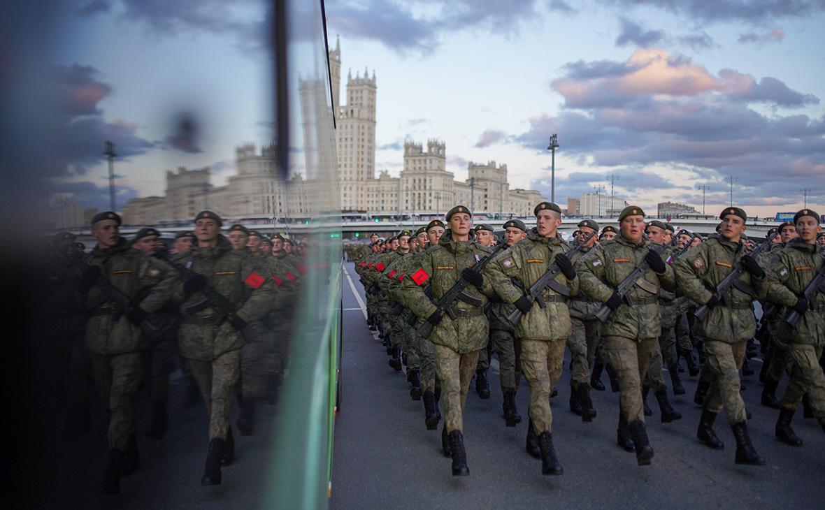 Медведев поддержал увеличение численности армии России