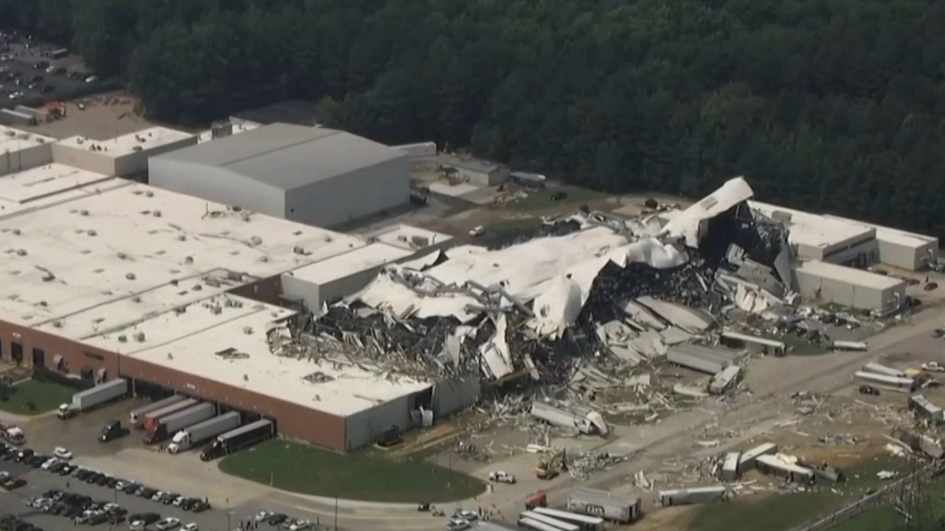 Торнадо разрушил завод Pfizer в США. Видео