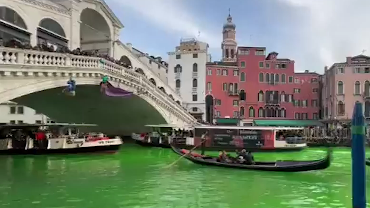 Экоактивисты окрасили воду главного канала Венеции в зеленый цвет