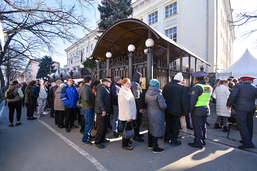 У посольства России в Бишкеке (Киргизия) выстроилась очередь из желающих проголосовать на выборах. Избиратели заняли почти весь квартал вокруг здания диппредставительства.
