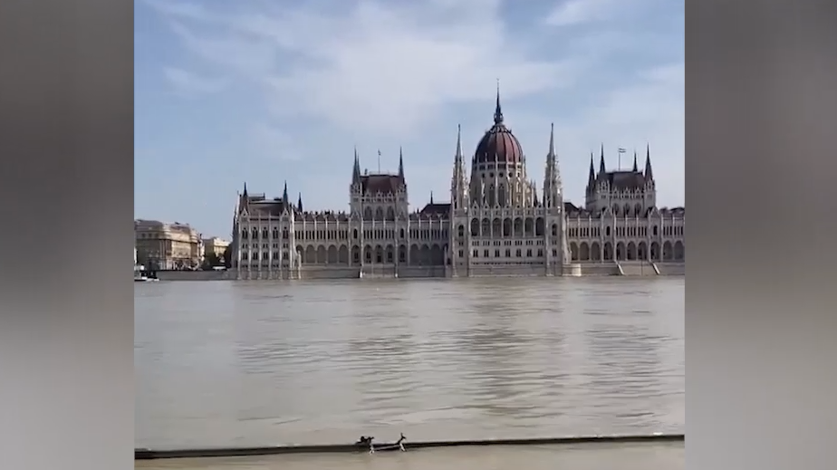 Дунай вышел из берегов в центре Будапешта. Видео