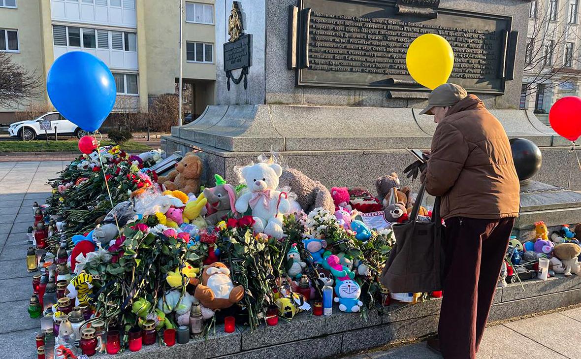 Возложение цветов к стихийному мемориалу в память о семилетнем мальчике, который погиб от рук 42-летнего отчима, после церемонии прощания