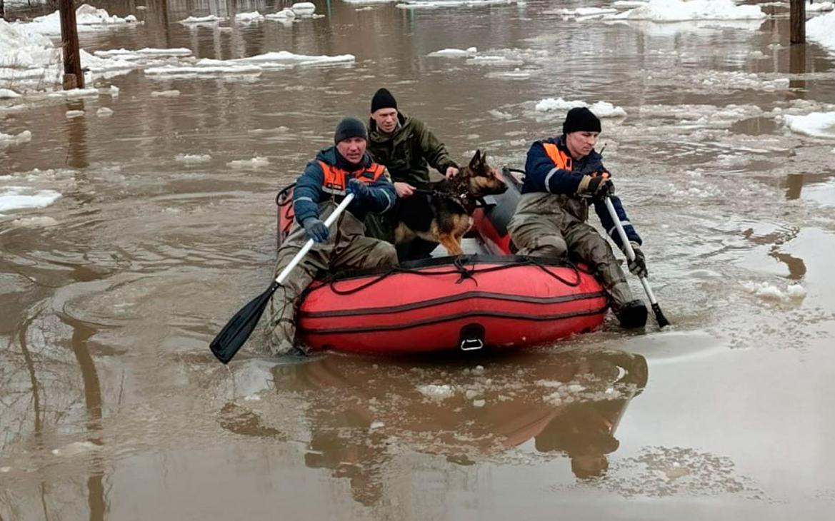 В городе в Челябинской области ввели режим ЧС из-за паводка