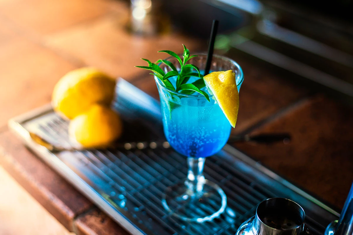 Безалкогольный коктейль с «Блю Кюрасао» и «Спрайтом»