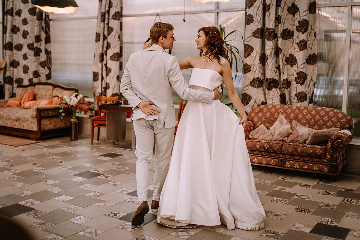 Поздравления — это творческий подарок, который делают молодожены друг другу прямо во время свадьбы