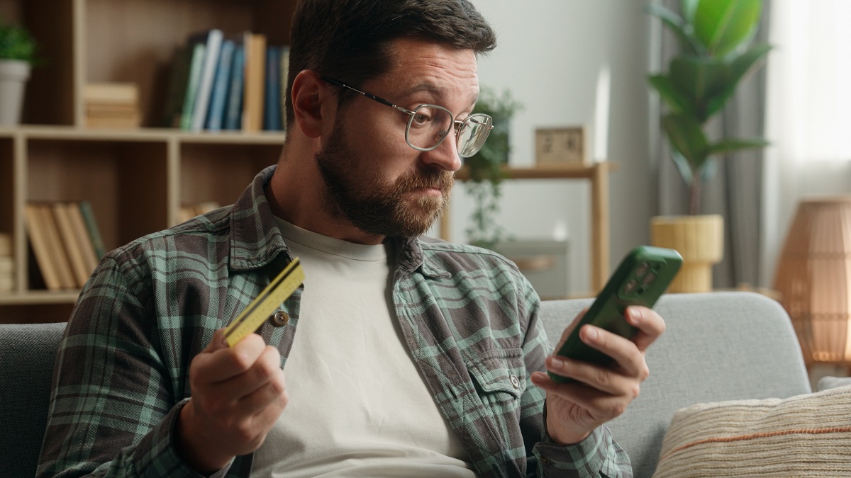 При наличии подозрений в нарушении 115-ФЗ операции по счету блокируются полностью, то есть снятие наличных, переводы и другие действия с деньгами невозможны