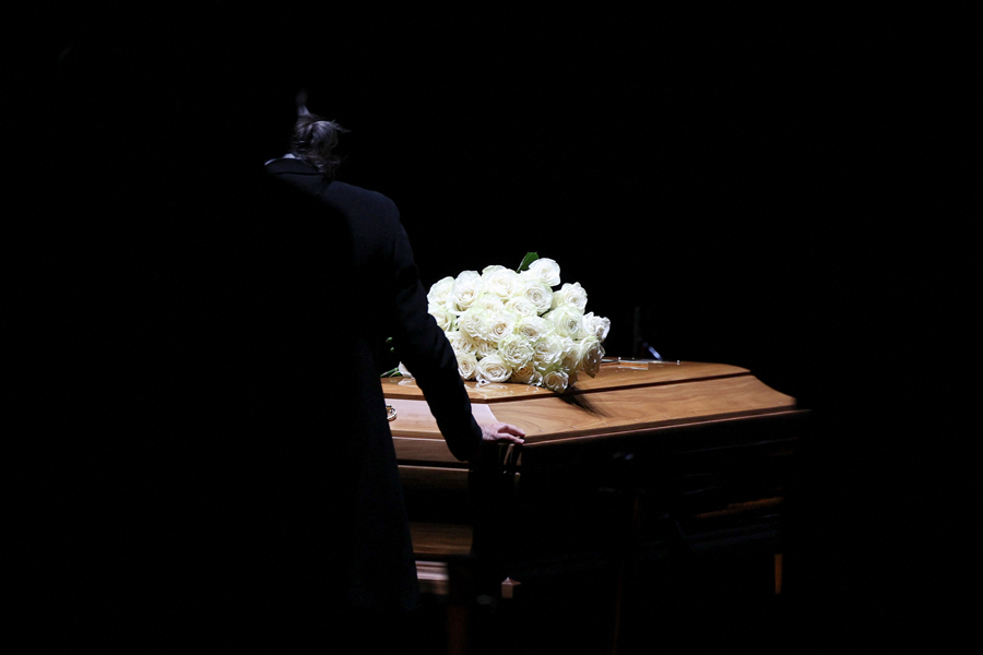 Завещание Армани будет раскрыто после похорон. Они пройдут в частном порядке 8 сентября. Детей у модельера нет&nbsp;&mdash; предполагается, что управлять компанией будут работающие в ней члены семьи, в частности&nbsp;сестра Армани.