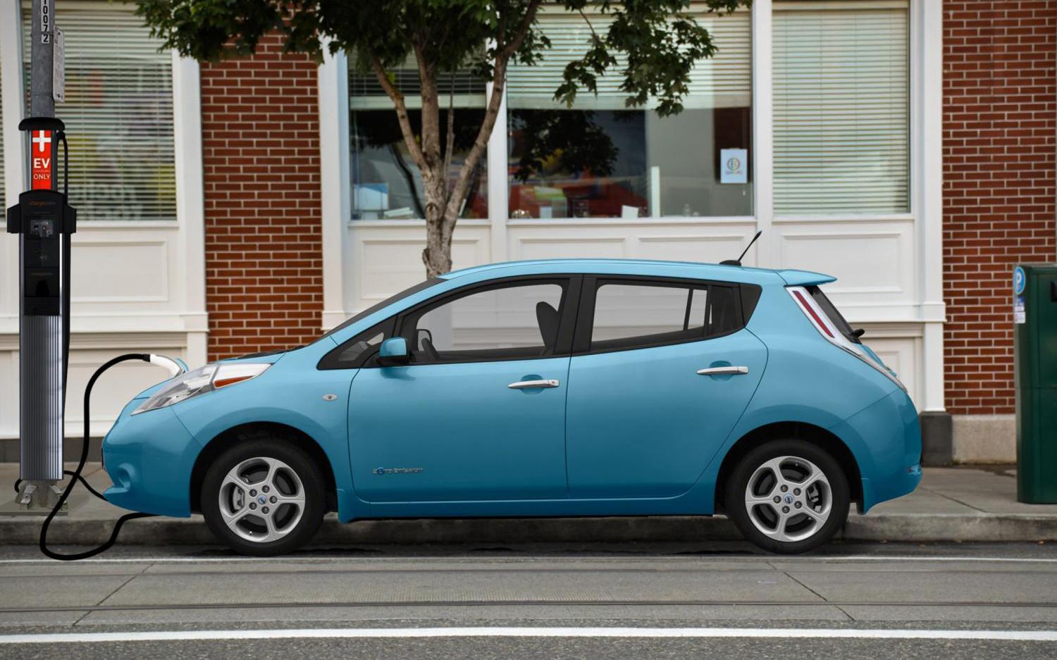 Преобразованный в зарядную станцию уличный фонарь на одной из улиц Канзас-Сити