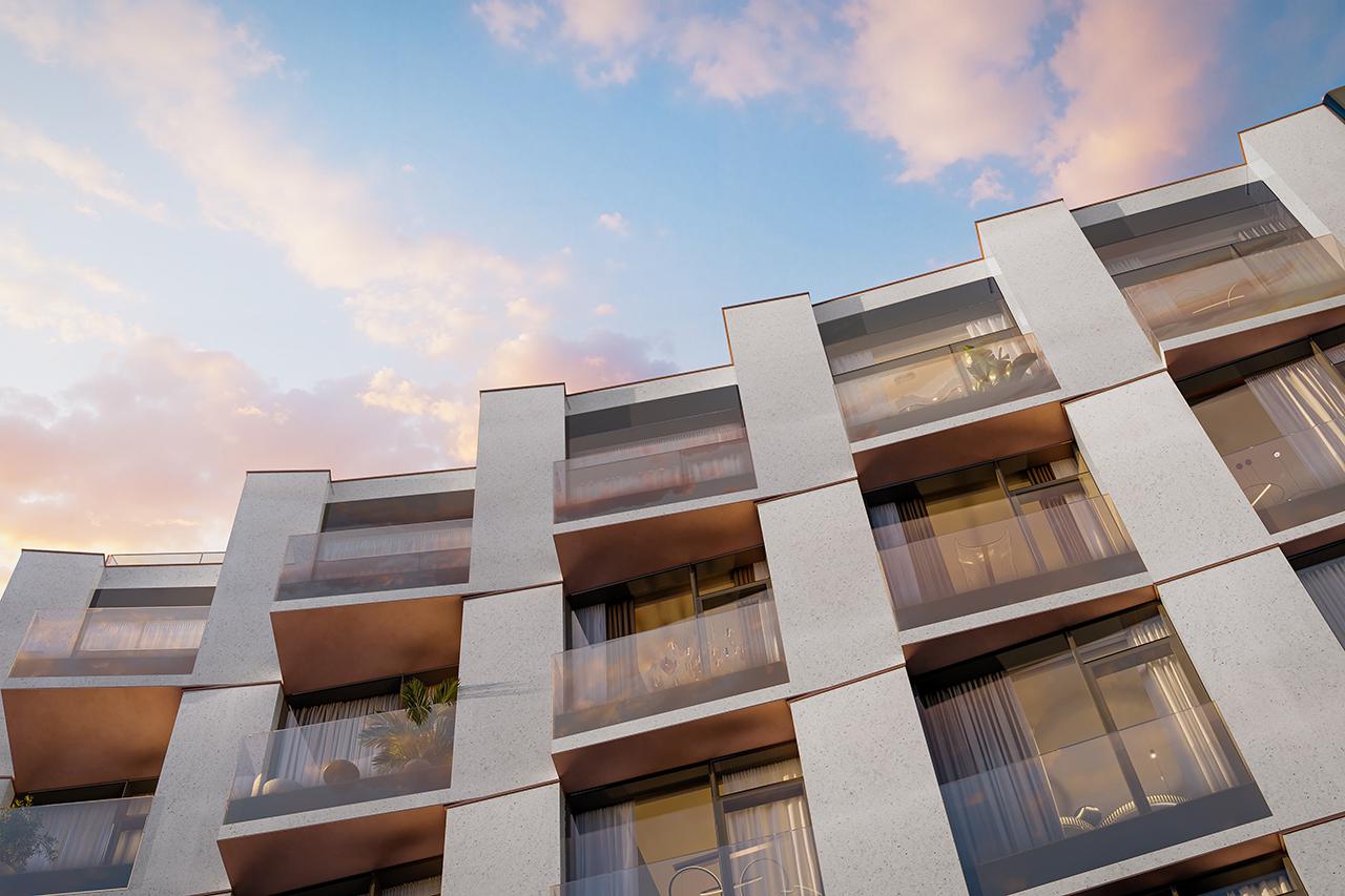 Второму фасаду добавляет динамичности волновая пластика французских балконов и контраст материалов