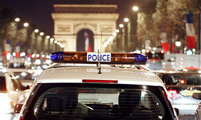 Во Франции полицейская машина сбила двух подростков на мотоцикле
