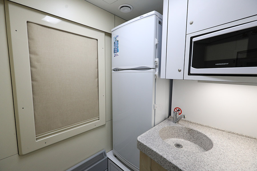 В вагонах нового типа в коридорах появится пространство с кухней, где будут находиться холодильник, микроволновка, вендинговый автомат и другое