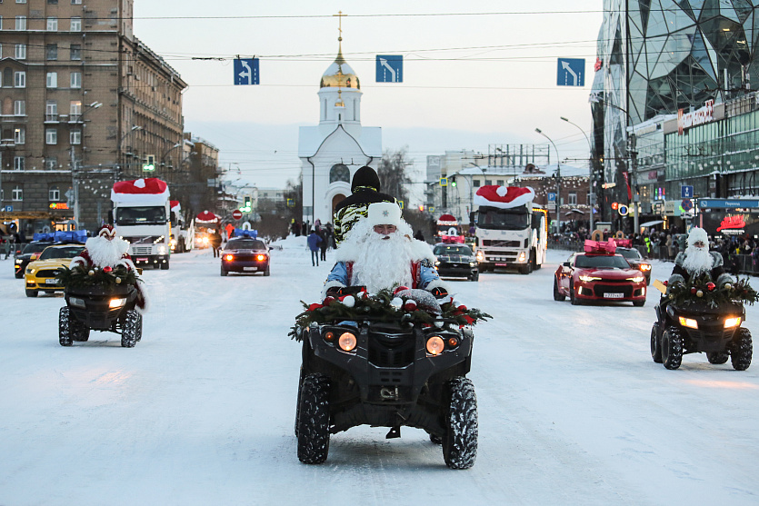 Деды Морозы прокатились во главе карнавального шествия&nbsp;на квадроциклах