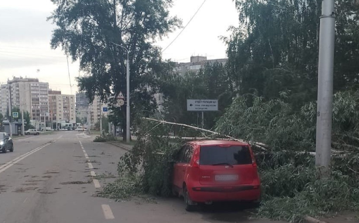 В экстренных службах сообщили о последствиях непогоды в Уфе — РБК