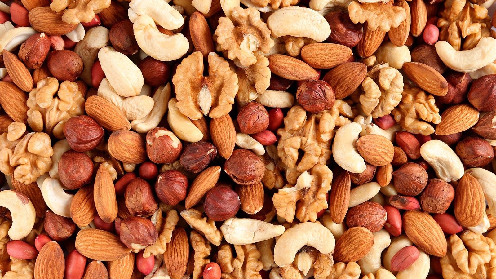 При соблюдении правильной технологии сушки готовые очищенные орехи можно хранить в холодильнике до четырех-пяти месяцев, а в морозилке — больше года