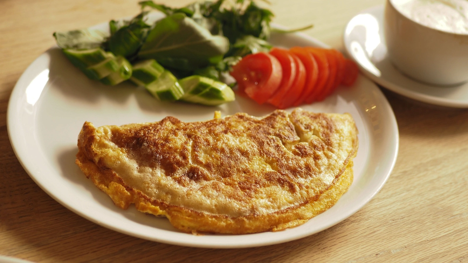 Омлет хорошо сочетается с кофе, чаем, какао или свежевыжатым апельсиновым соком