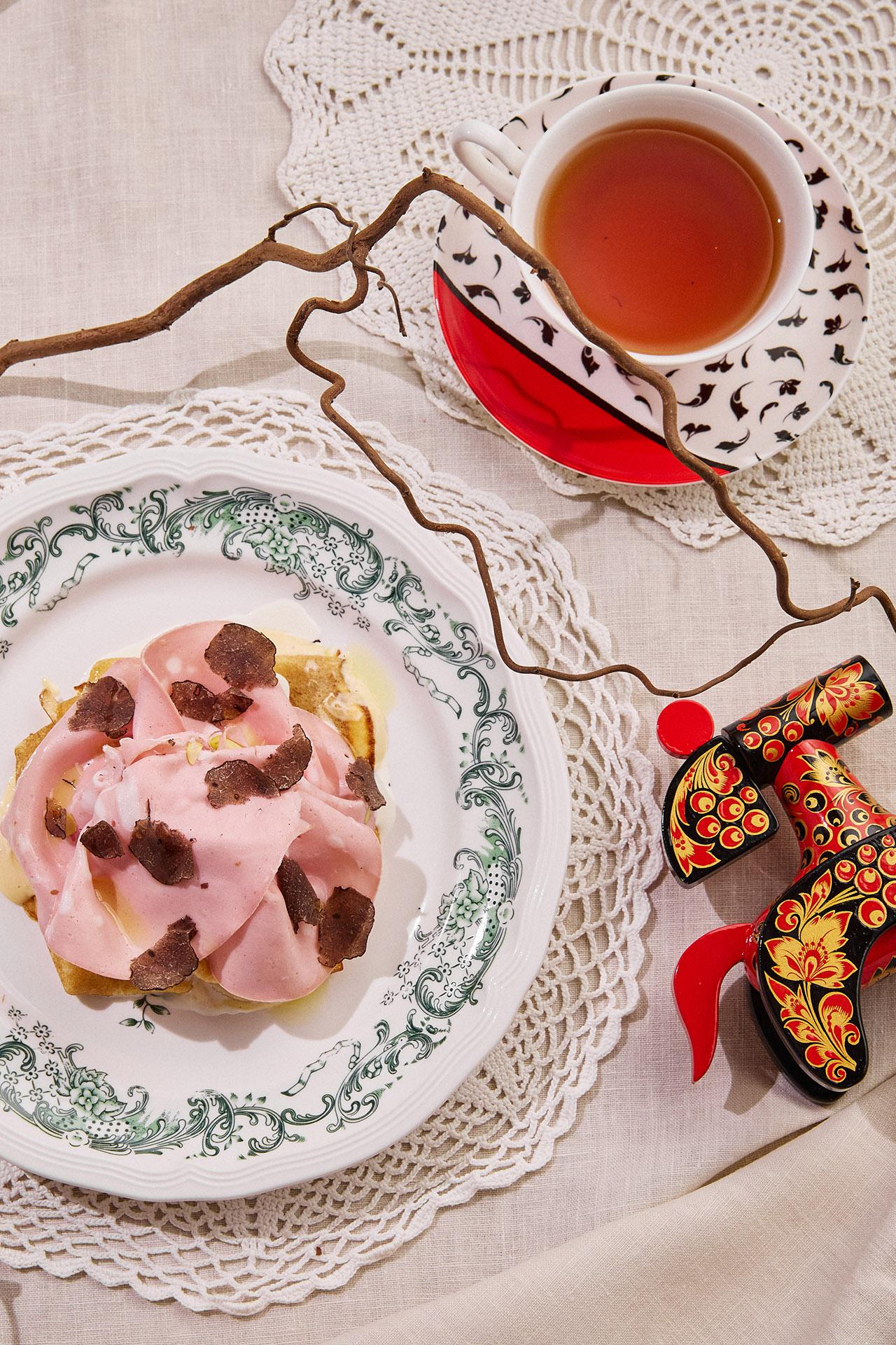 Блины со страчателлой, трюфелем и мортаделлой в рестране Avero mio