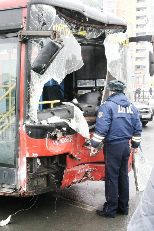В Казани автобус протаранил остановку: 3 погибших, 4 раненых