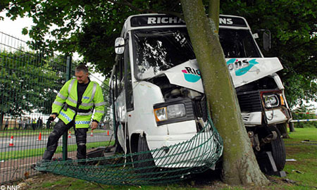 В Англии школьный автобус врезался в дерево