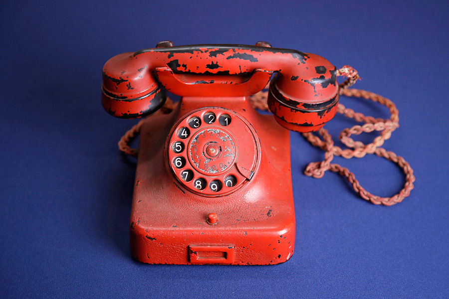 На торгах аукционного дома Alexander Historical Auctions (США) личный телефон лидера нацистской Германии Адольфа Гитлера был продан за&nbsp;$243&nbsp;тыс. (&pound;195&nbsp;тыс.) 19 февраля 2017 года. Имя покупателя не&nbsp;раскрывается.

Телефон марки Siеmens модели W38 покрыт красным лаком. На&nbsp;телефон также нанесены имя Гитлера и&nbsp;символ нацистской партии. Аппарат был подарен Гитлеру вермахтом, а&nbsp;после&nbsp;взятия Берлина в&nbsp;1945 году он был обнаружен в&nbsp;одном из&nbsp;бункеров советскими солдатами, которые затем передали телефон британскому офицеру Ральфу Рейнеру. Продать телефон решил сын Рейнера, который&nbsp;назвал его &laquo;оружием массового поражения&raquo;
&nbsp;
