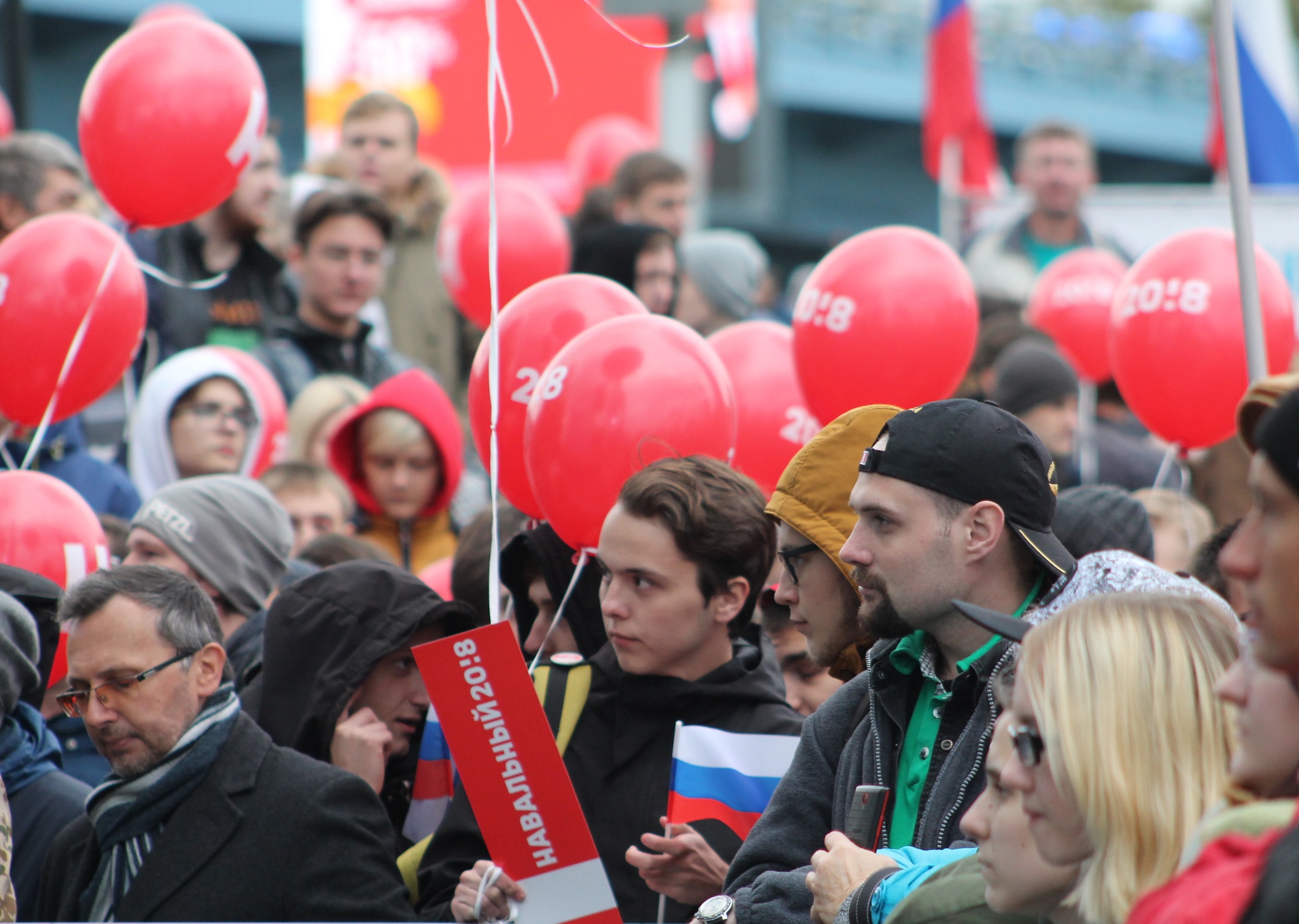 Посетителям раздавали шарики и флажки с символикой предвыборного штаба.