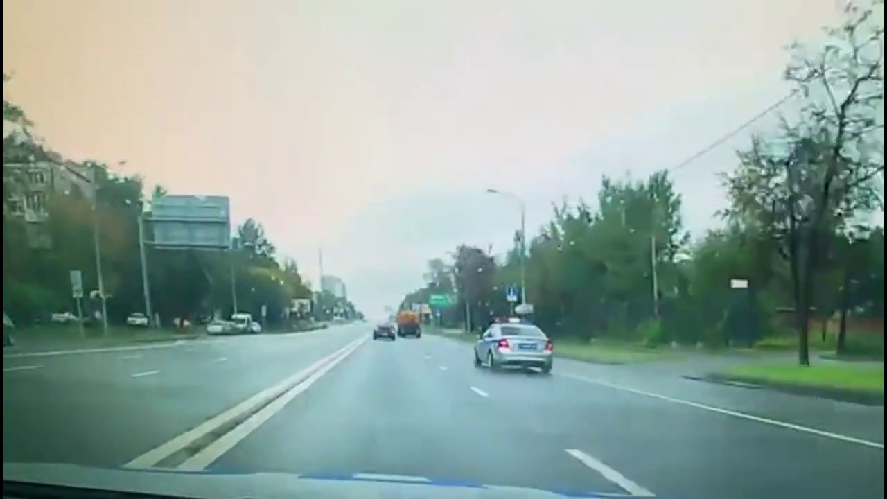 Опубликовано видео ДТП с участием полицейской машины и грузовика в Москве